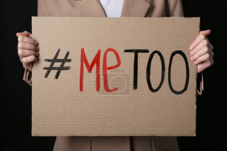 Téléchargez les photos : Femme tenant du papier cartonné avec hashtag METOO sur fond sombre, gros plan - en image libre de droit