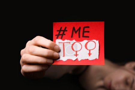 Téléchargez les photos : Femme tenant du papier avec hashtag METOO sur fond sombre, gros plan - en image libre de droit