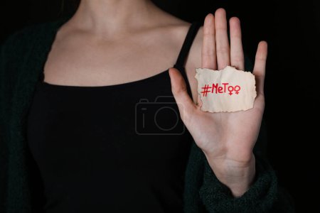 Téléchargez les photos : Femme tenant du papier brûlé avec le hashtag METOO sur fond sombre, gros plan - en image libre de droit