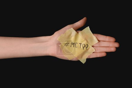 Téléchargez les photos : Main féminine et bandes avec hashtag METOO sur fond sombre - en image libre de droit