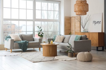 Foto de Interior de la elegante sala de estar con sofás y ramas de sauce en jarrón - Imagen libre de derechos