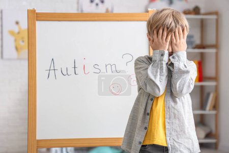 Niño estresado y tabla en el consultorio del psicólogo. Día Mundial del Autismo