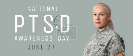 Mujer soldado madura sobre fondo gris. Banner para el Mes Nacional de Concientización PTSD