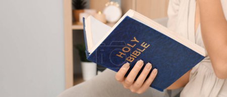 Foto de Mujer joven leyendo la Biblia en casa, primer plano - Imagen libre de derechos