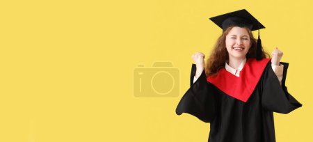 Téléchargez les photos : Heureuse étudiante diplômée sur fond jaune avec espace pour le texte - en image libre de droit
