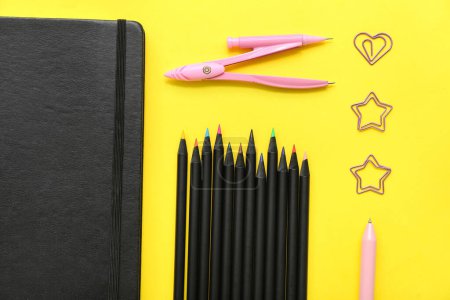 Foto de Papelería escolar con lápices sobre fondo amarillo - Imagen libre de derechos