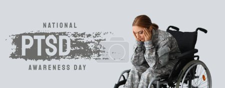 Traurige Soldatin im Rollstuhl auf hellem Hintergrund. Banner zum Nationalen Tag des PTBS-Bewusstseins