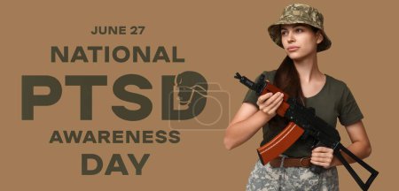 Soldat féminin avec fusil d'assaut sur fond beige. Bannière pour la Journée nationale de sensibilisation au TSPT