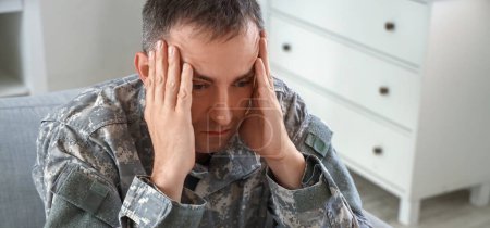 Gestresster reifer Soldat im Büro eines Psychologen. Banner zum Nationalen Tag des PTBS-Bewusstseins 