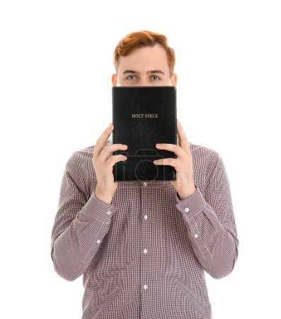 Foto de Joven pelirrojo con Biblia aislada sobre fondo blanco - Imagen libre de derechos