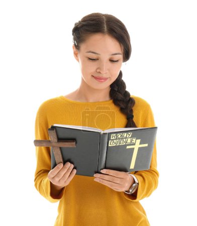 Foto de Hermosa mujer asiática joven con la Biblia de lectura cruzada sobre fondo blanco - Imagen libre de derechos
