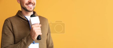 Journaliste masculin avec microphone sur fond jaune avec espace pour le texte
