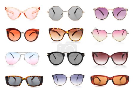 Téléchargez les photos : Ensemble de lunettes de soleil élégantes sur fond blanc - en image libre de droit