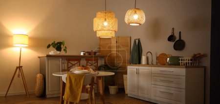 Foto de Interior de la elegante cocina con lámparas brillantes por la noche - Imagen libre de derechos