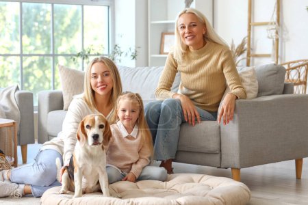 Famille heureuse avec chien mignon à la maison
