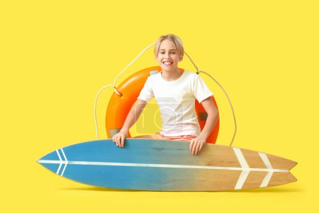 Joyeux petit garçon sauveteur avec bouée annulaire et planche de surf sur fond jaune