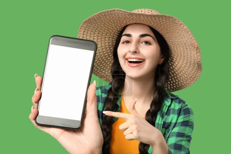 Femme heureuse avec téléphone portable sur fond vert. Bannière pour le design