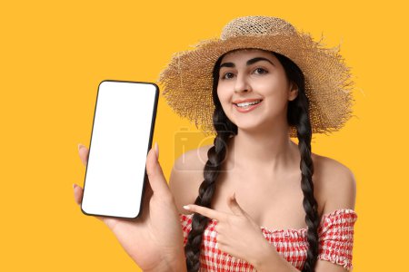 Foto de Mujer feliz con teléfono móvil sobre fondo amarillo. Banner para el diseño - Imagen libre de derechos