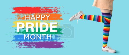 Banner für Happy Pride Month mit junger Frau in Regenbogenstrümpfen