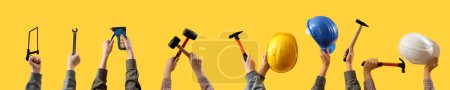 Téléchargez les photos : De nombreuses mains tenant des outils de construction et des hardhats sur fond jaune - en image libre de droit