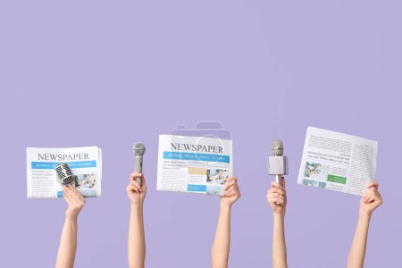 Téléchargez les photos : Mains féminines avec journaux et micros sur fond lilas - en image libre de droit