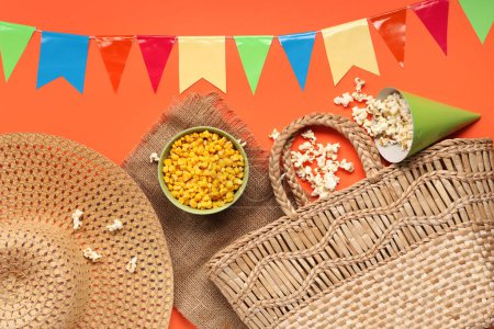 Komposition mit stilvollen weiblichen Accessoires, Popcorn, Mais und Fahnen für die Festa Junina auf farbigem Hintergrund
