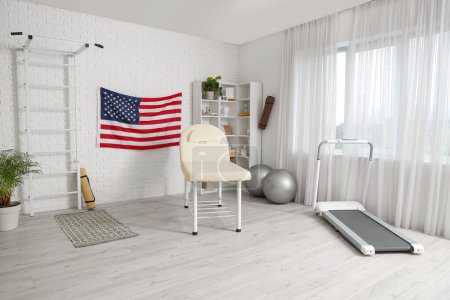 Innenraum des Reha-Zentrums mit Couch und hängender USA-Flagge