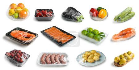 Téléchargez les photos : Collection d'aliments frais dans une pellicule plastique sur fond blanc - en image libre de droit