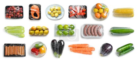 Téléchargez les photos : Groupe d'aliments frais dans une pellicule plastique sur fond blanc - en image libre de droit