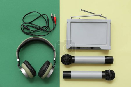 Téléchargez les photos : Ensemble de gadgets modernes avec microphones sur fond de couleur - en image libre de droit