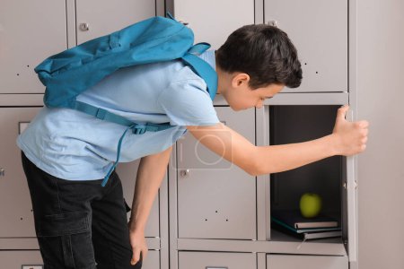 Niño abriendo su casillero en la escuela