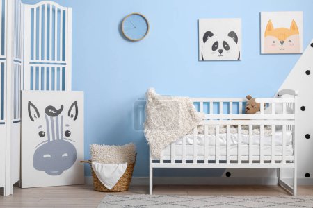 Téléchargez les photos : Intérieur élégant de la chambre d'enfants avec lit bébé - en image libre de droit