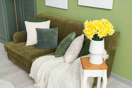 Téléchargez les photos : Vase avec jonquilles jaunes sur la table dans le salon intérieur - en image libre de droit