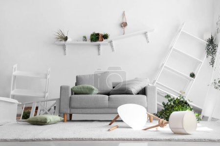 Innenraum eines chaotischen Wohnzimmers mit Sofa, Regalen und Pflanzen