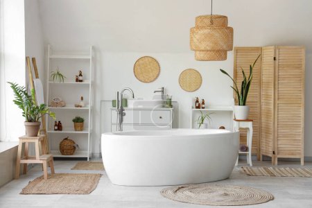 Téléchargez les photos : Intérieur de la salle de bain avec baignoire blanche et plantes d'intérieur - en image libre de droit