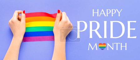Banner para el Mes del Orgullo Feliz con las manos femeninas sosteniendo la bandera LGBT