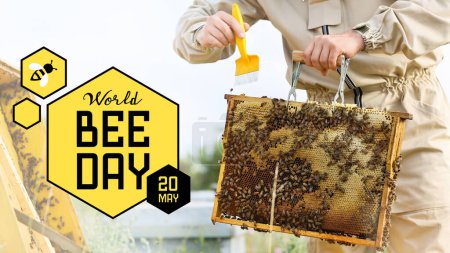 Bannière pour la Journée mondiale de l'abeille avec un apiculteur travaillant dans son rucher
