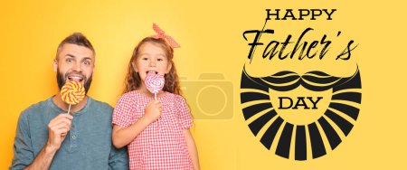 Foto de Tarjeta de felicitación para el Feliz Día del Padre con papi e hija con piruletas - Imagen libre de derechos
