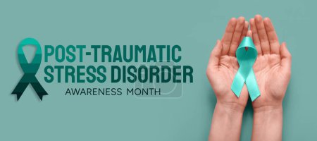 Hände mit Schleife auf farbigem Hintergrund. Monat des Bewusstseins für posttraumatische Belastungsstörungen