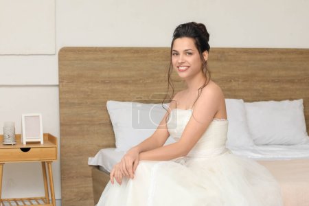 Foto de Joven novia usando su vestido de novia en el dormitorio - Imagen libre de derechos