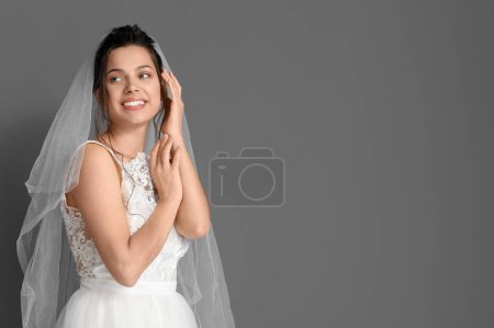 Foto de Novia joven en vestido de novia sobre fondo oscuro - Imagen libre de derechos