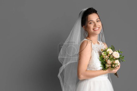 Foto de Hermosa novia joven con ramo de boda sobre fondo oscuro - Imagen libre de derechos