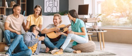 Gruppe von Freunden hört Musik zu Hause