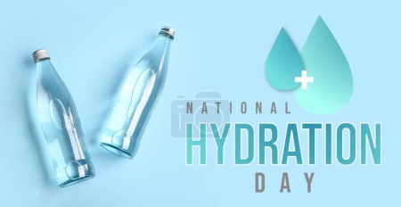Flaschen mit sauberem Wasser auf hellblauem Hintergrund. Banner zum Nationalen Tag der Hydratation