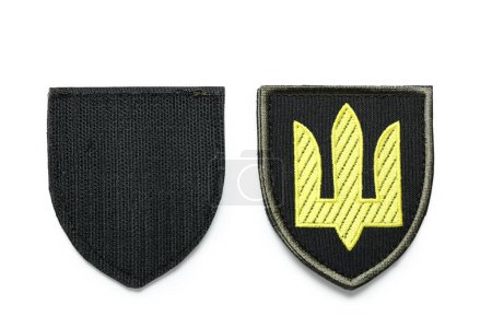 Insignes militaires de l'armée ukrainienne avec trident isolé sur fond blanc, vue de face et arrière