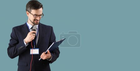 Journaliste masculin avec microphone et presse-papiers sur fond bleu avec espace pour le texte