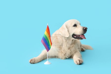 Mignon chien labrador avec drapeau LGBT couché sur fond bleu