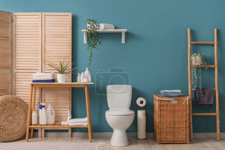 Téléchargez les photos : Interior of room with laundry basket and toilet bowl - en image libre de droit