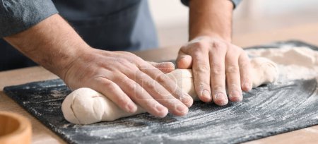 Bäcker bereitet Teig am Tisch in der Küche zu, Nahaufnahme