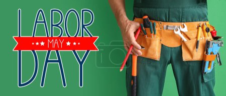 Tarjeta de felicitación para el Día del Trabajo con trabajador masculino y herramientas de construcción